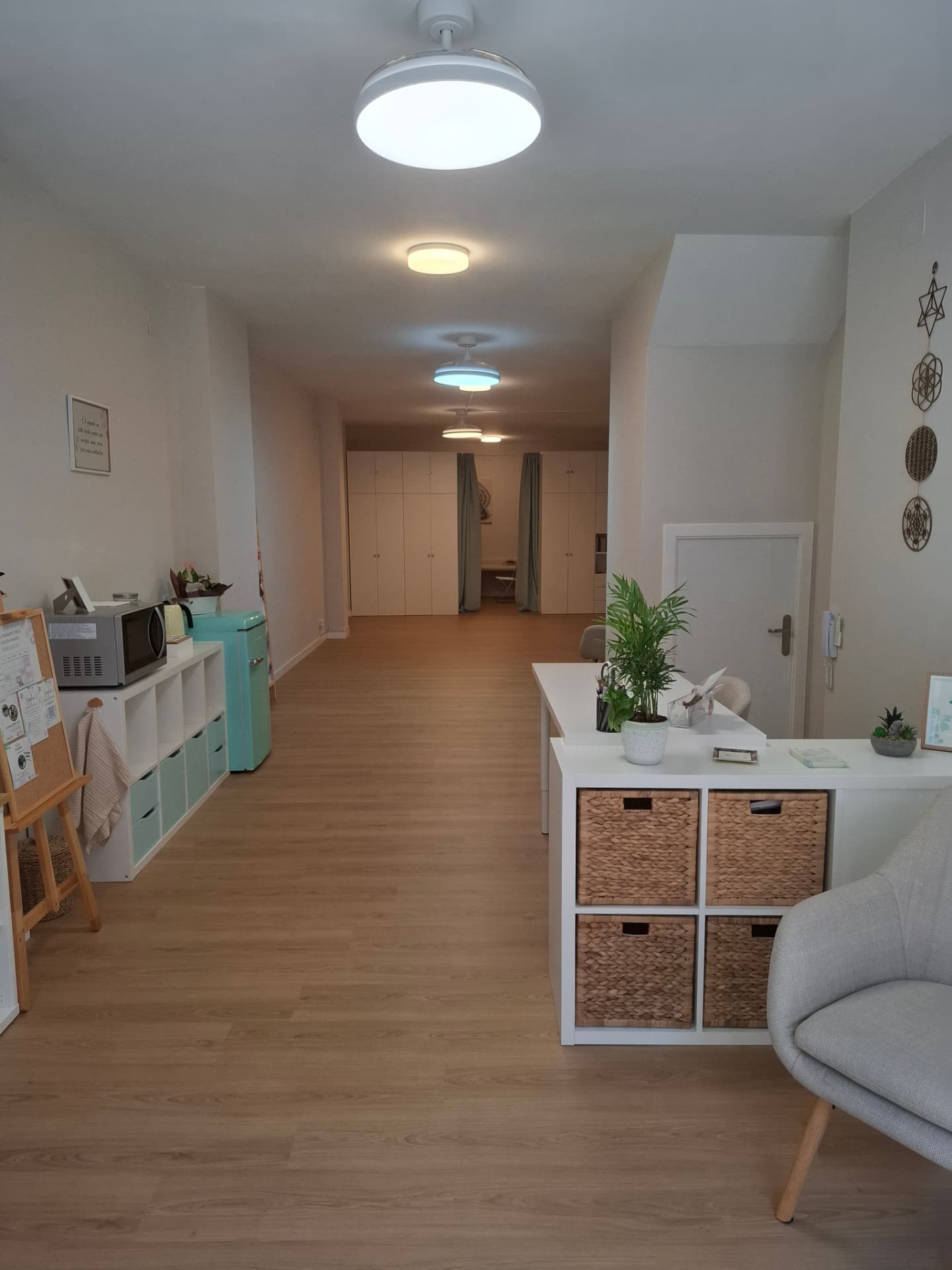 Pasillo principal del centro con zona de acogida