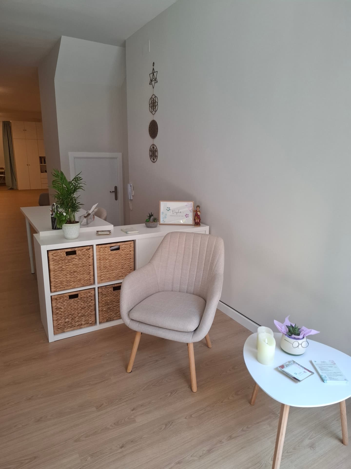 Rincón de espera con butaca y detalles naturales