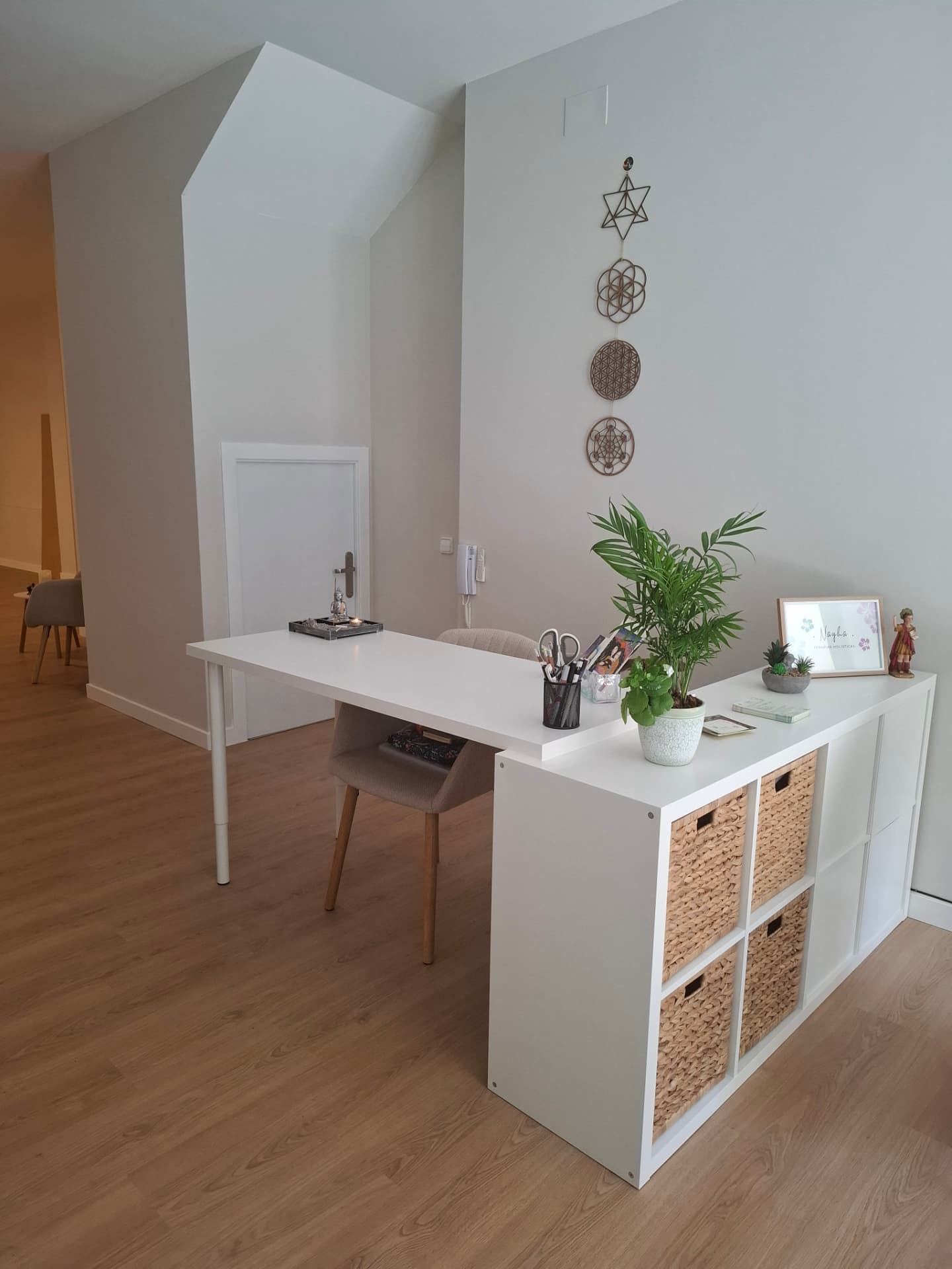 Escritorio de recepción con geometría sagrada