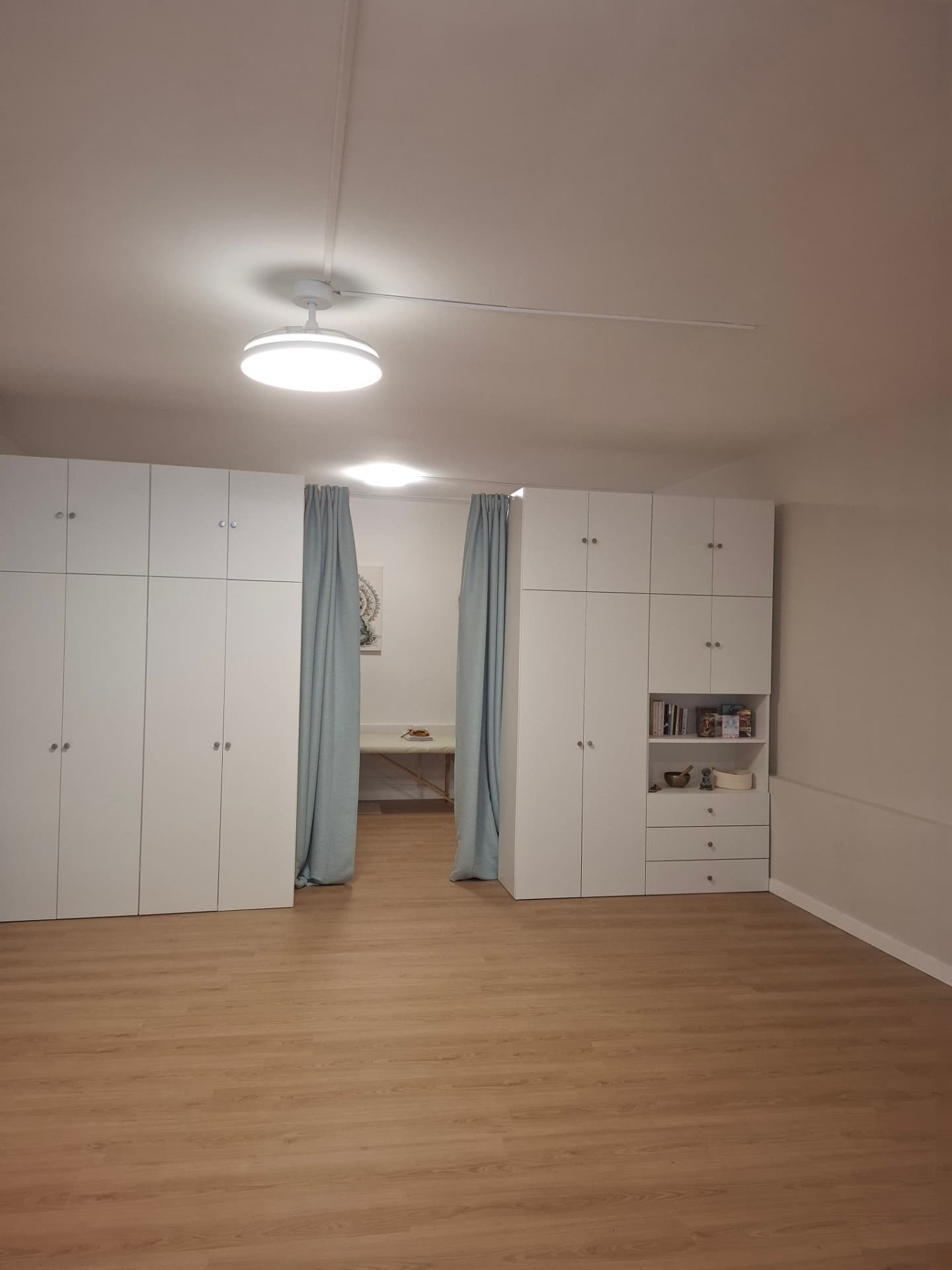 Sala diáfana para clases y sala de terapia