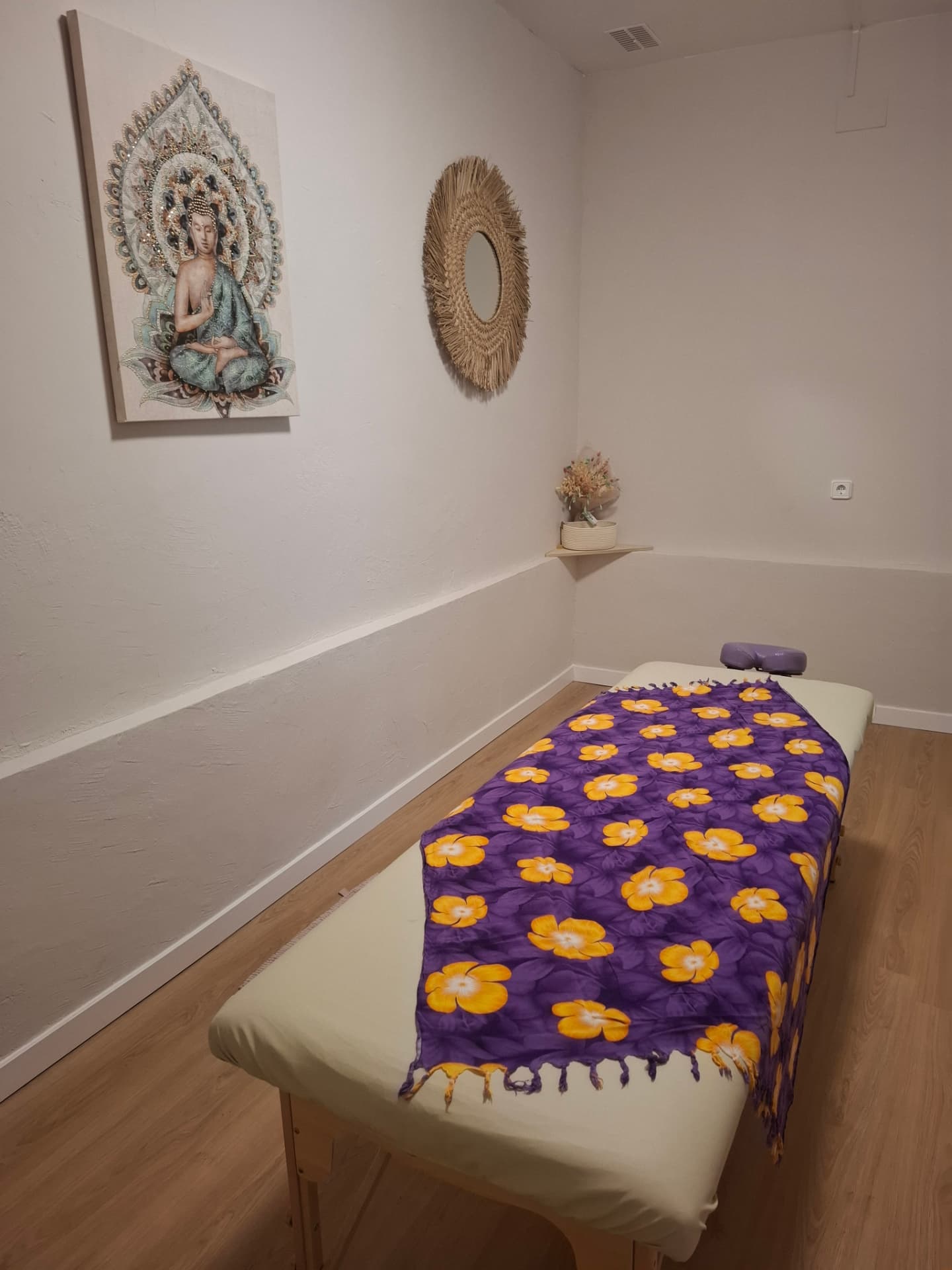 Camilla de masaje en sala de terapias